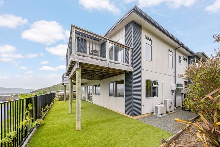 Photo of property in 15 James Nairn Grove, Riverstone Terraces, Upper Hutt, 5018
