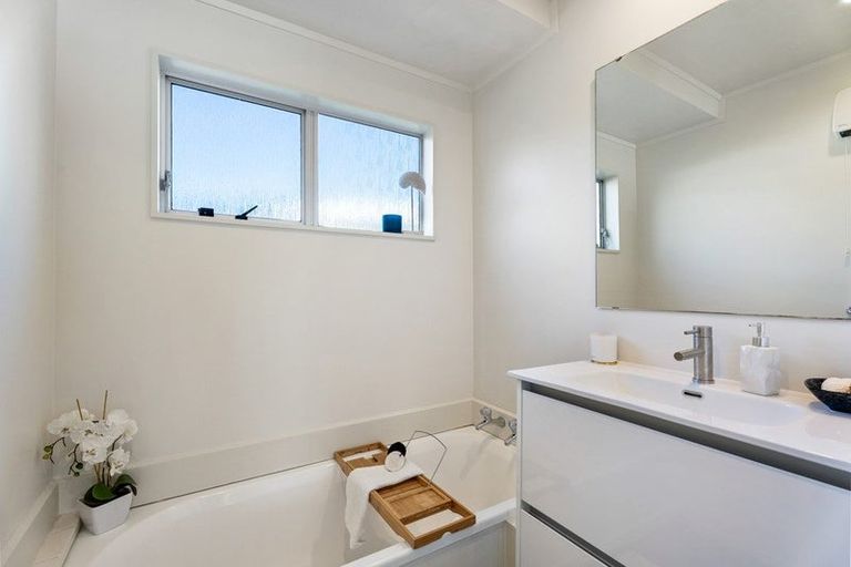 Photo of property in 2/4 Clare Place, Glenfield, Auckland, 0629