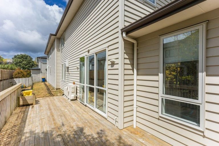 Photo of property in 1b Harrowglen Drive, Northcross, Auckland, 0632