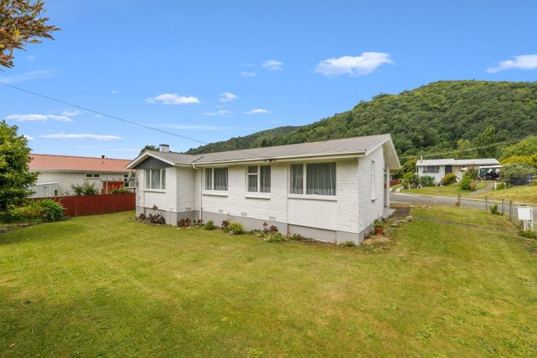 Photo of property in 14 Wairau Road, Picton, 7220