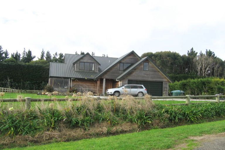 Photo of property in 46-48 Waicola Drive, Fitzherbert, Palmerston North, 4471