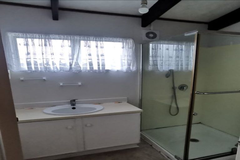 Photo of property in 2/18 Craigbank Avenue, New Lynn, Auckland, 0600