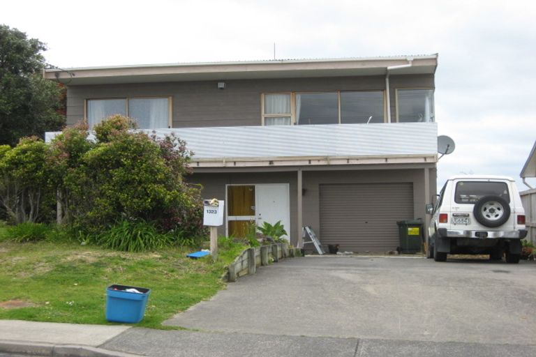 Photo of property in 1323 Whangaparaoa Road, Army Bay, Whangaparaoa, 0930