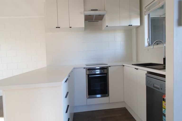 Photo of property in 15 Queen Mary Avenue, New Lynn, Auckland, 0600