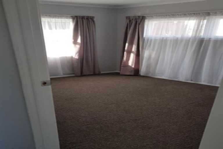 Photo of property in 365 Wairau Road, Totara Vale, Auckland, 0629