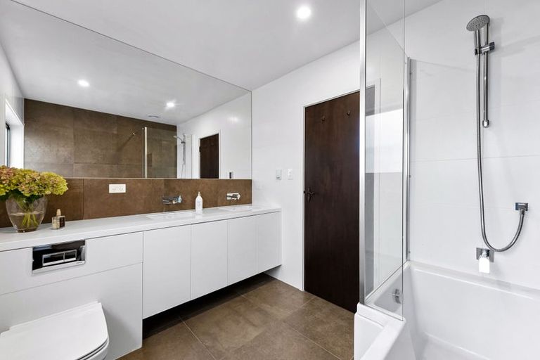 Photo of property in 2/11 Huntly Road, Campbells Bay, Auckland, 0630