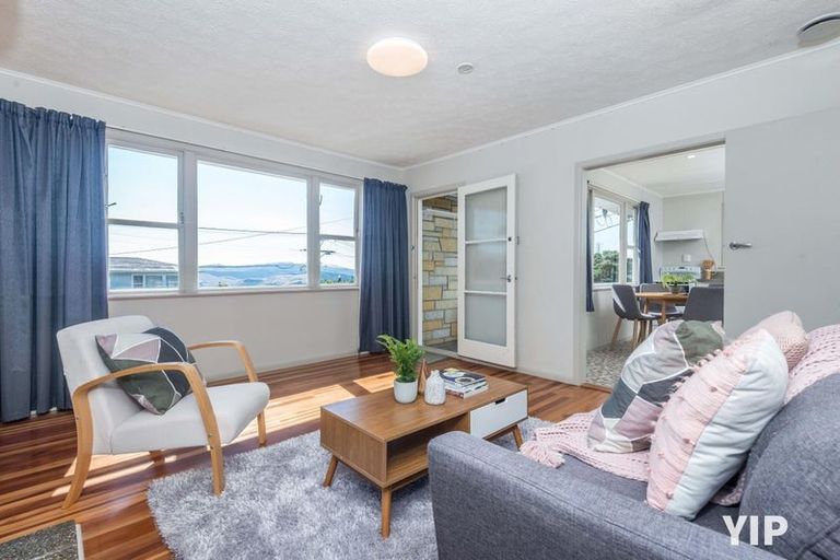 Photo of property in 11 Link Road, Newlands, Wellington, 6037