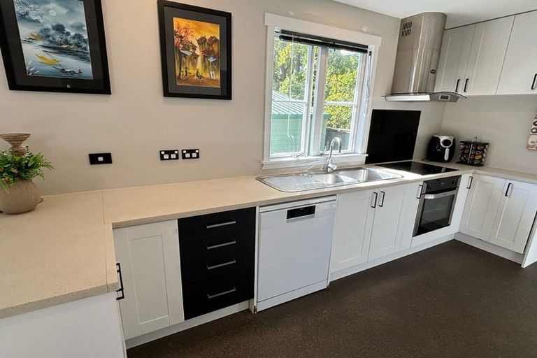 Photo of property in 18 Young Grove, Stokes Valley, Lower Hutt, 5019