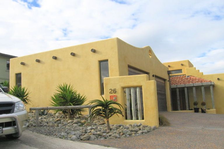 Photo of property in 25 Jordan Street, Island Bay, Wellington, 6023