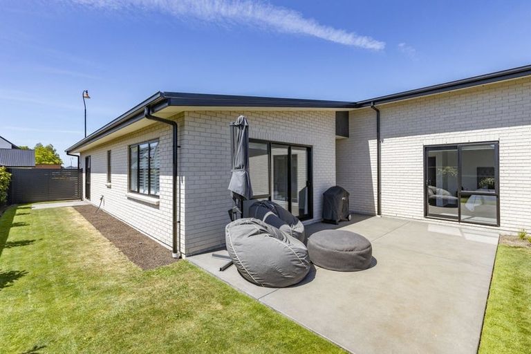 Photo of property in 17 Saint James Place, Rangiora, 7400