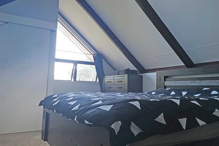 Photo of property in 2/52 Heathcote Road, Castor Bay, Auckland, 0620