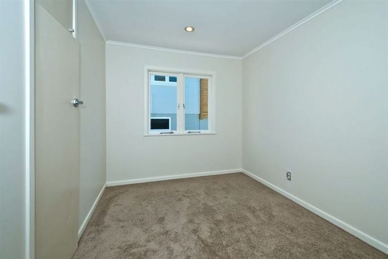 Photo of property in 16 Hauraki Crescent, Pinehill, Auckland, 0632