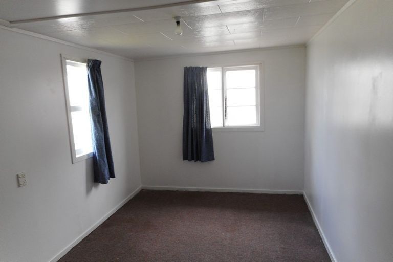 Photo of property in 2 Waimana Road, Conifer Grove, Takanini, 2112