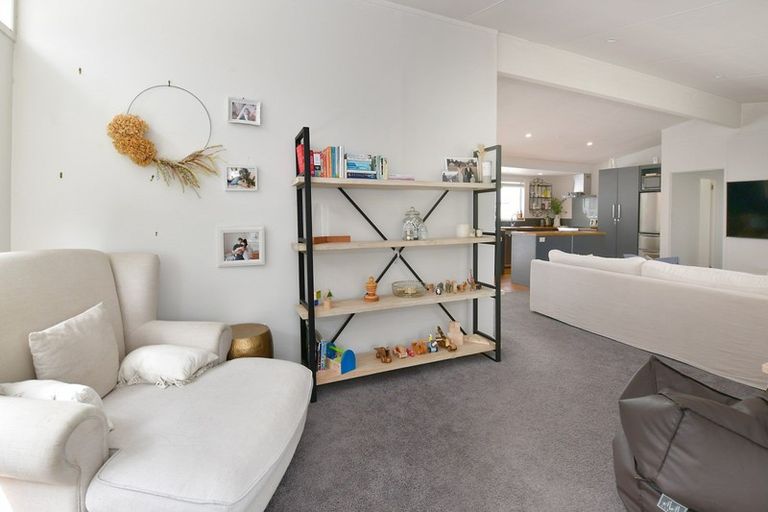 Photo of property in 18 Walton Street, Red Beach, 0932