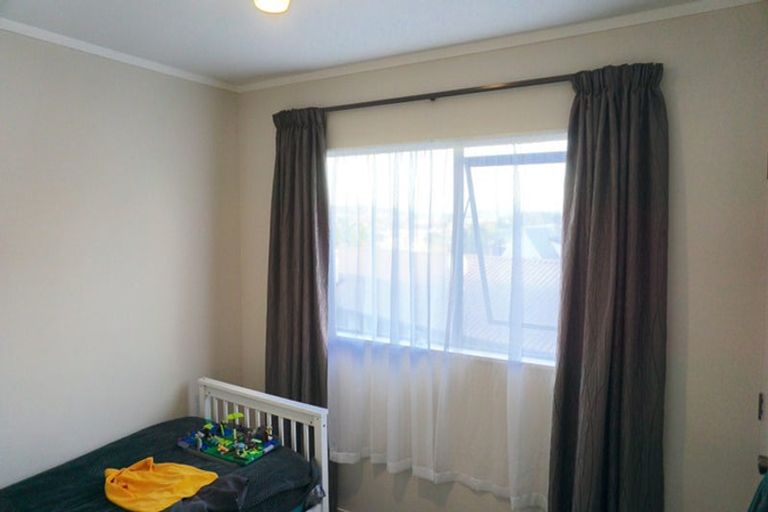 Photo of property in 2/14 Sandgate Avenue, Botany Downs, Auckland, 2010