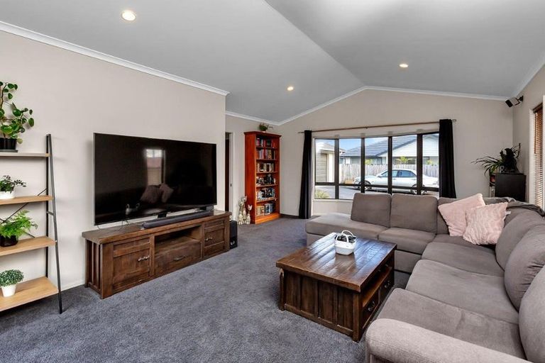 Photo of property in 18 Paradise Point Place, One Tree Point, 0118