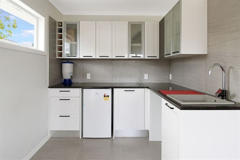 Photo of property in 42 Tiroroa Avenue, Te Atatu South, Auckland, 0610