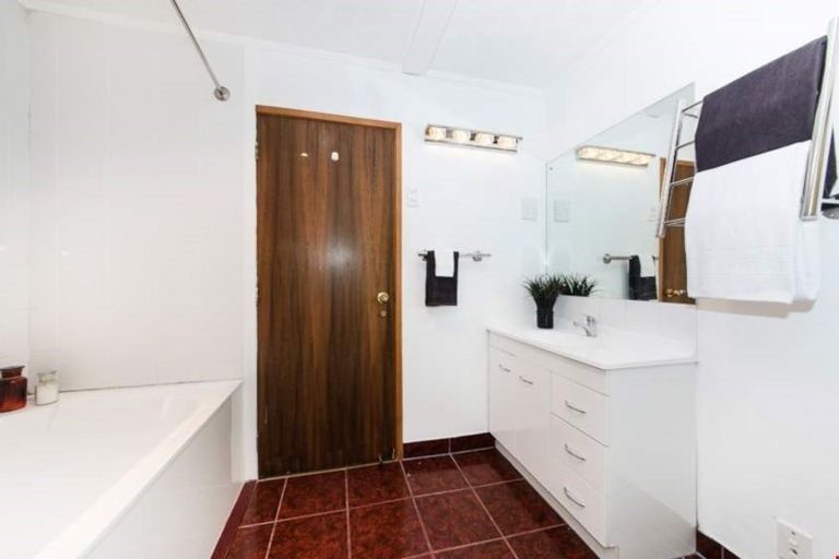 Photo of property in 86 Ayton Drive, Totara Vale, Auckland, 0629