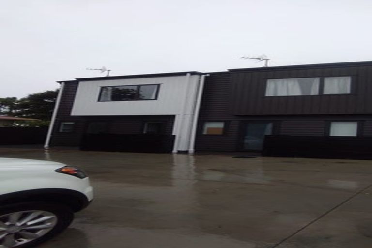 Photo of property in 3/47 Awaroa Road, Sunnyvale, Auckland, 0612