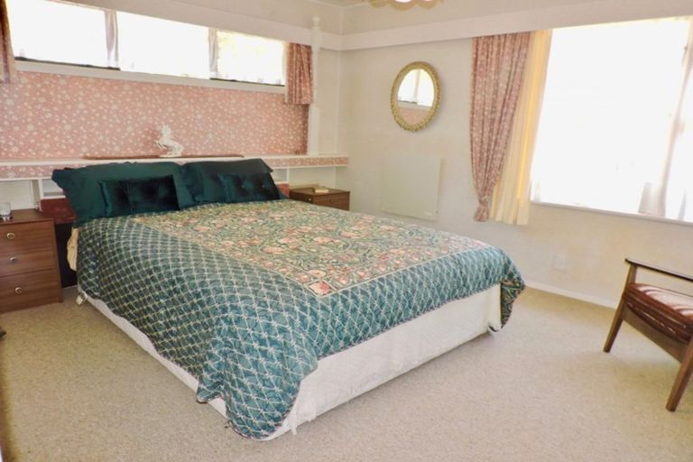 Photo of property in 13 Redwood Avenue, Tawa, Wellington, 5028