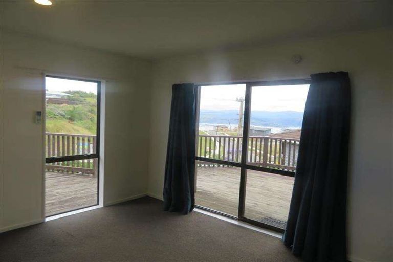 Photo of property in 124a Glanmire Road, Newlands, Wellington, 6037