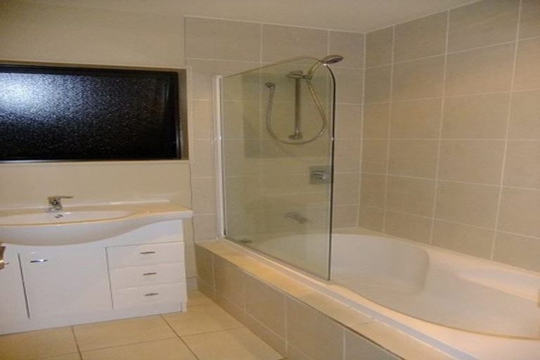 Photo of property in 18 Merlot Way, Te Atatu South, Auckland, 0610