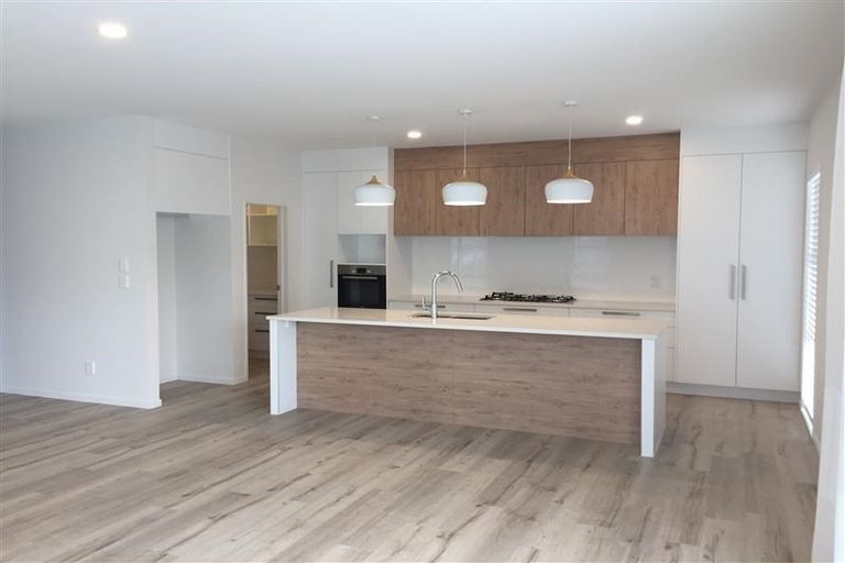 Photo of property in 29 Syd Grant Crescent, Orewa, 0931