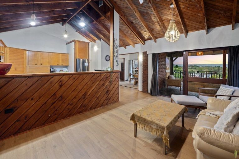 Photo of property in 11 Rika Place, Kawaha Point, Rotorua, 3010