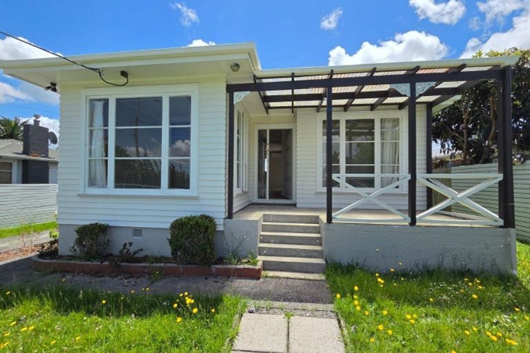 Photo of property in 9 Sylvan Crescent, Te Atatu South, Auckland, 0610