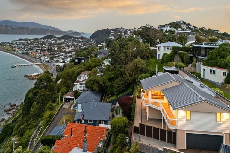 Photo of property in 128 Seatoun Heights Road, Seatoun, Wellington, 6022