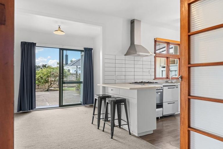 Photo of property in 141 Seaview Road, Westown, New Plymouth, 4310