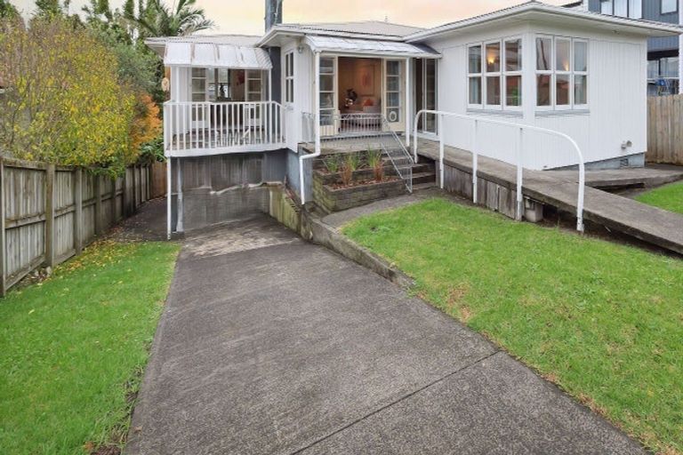 Photo of property in 16 Sylvan Crescent, Te Atatu South, Auckland, 0610