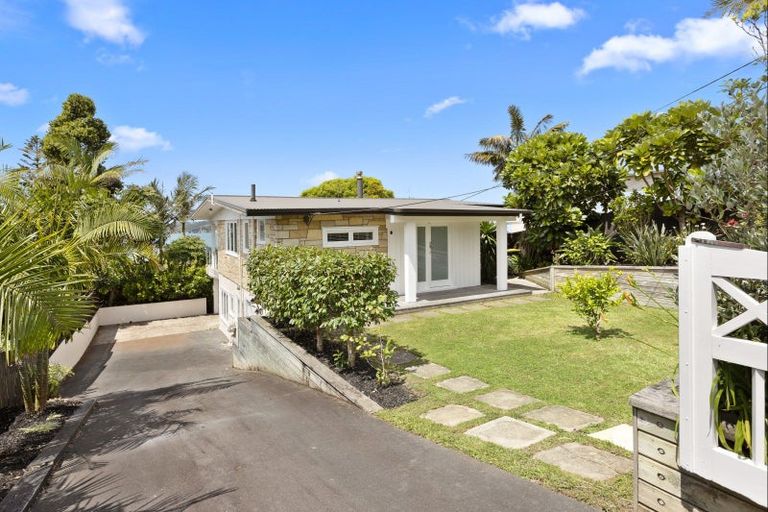 Photo of property in 11 Melandra Road, Stanmore Bay, Whangaparaoa, 0932