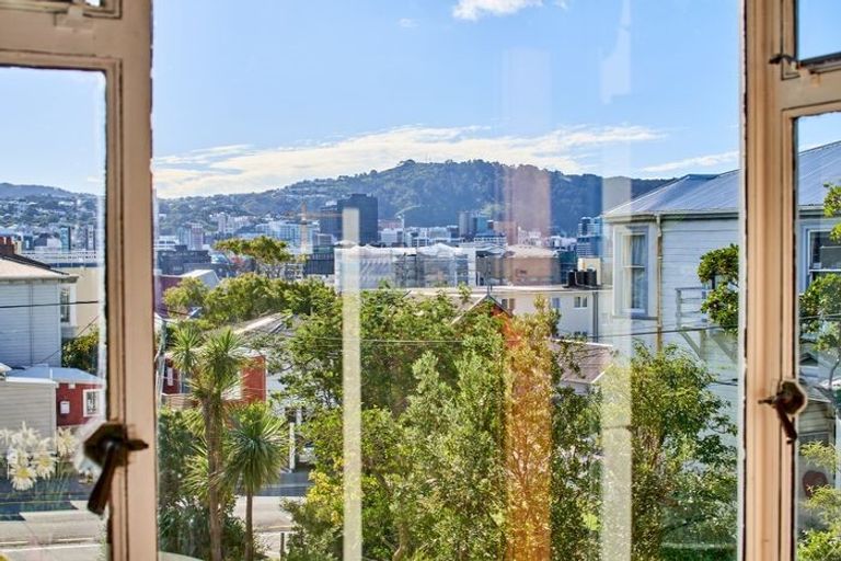 Photo of property in Owd Trafford Flats, 17 Brougham Street, Mount Victoria, Wellington, 6011