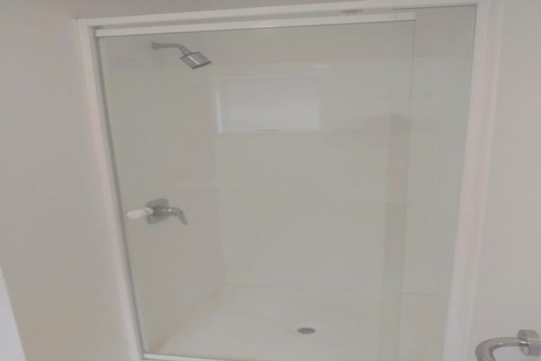 Photo of property in 2d/20 Ian Marwick Place, Birkenhead, Auckland, 0626