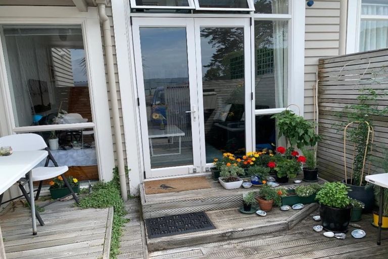 Photo of property in 8/231 Marine Parade, Seatoun, Wellington, 6022