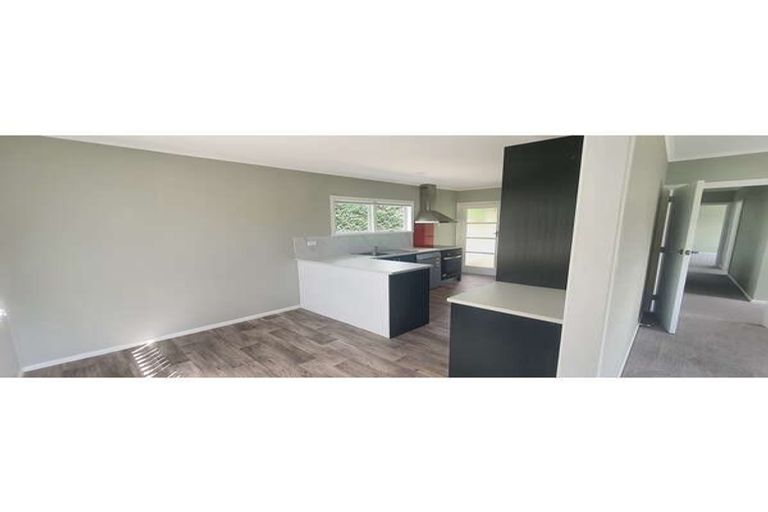 Photo of property in 24 Stokes Avenue, Te Atatu Peninsula, Auckland, 0610
