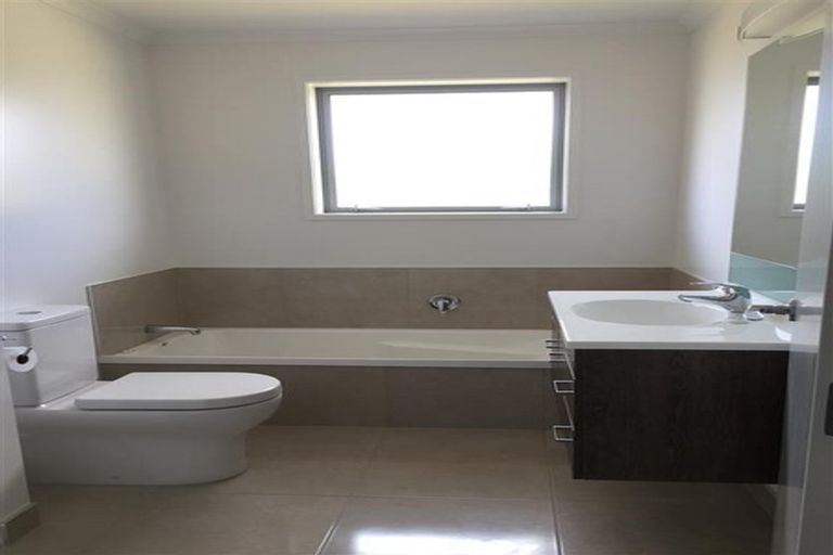 Photo of property in 92 Barbados Way, One Tree Point, 0118