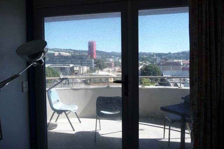 Photo of property in Grandstand Apartments, 11/80 Kent Terrace, Mount Victoria, Wellington, 6011