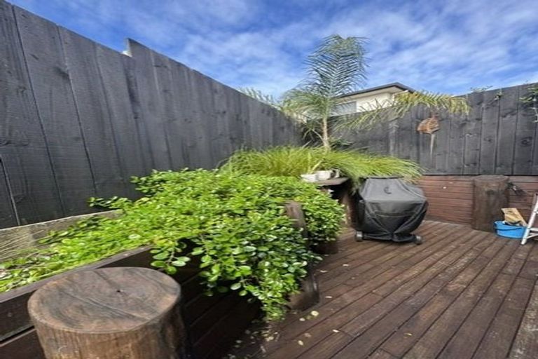 Photo of property in 12b Kelwyn Road, Kelston, Auckland, 0602