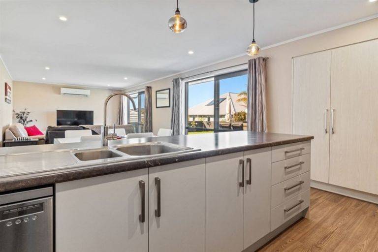 Photo of property in 3 Lakeside Terrace, Omokoroa, 3114