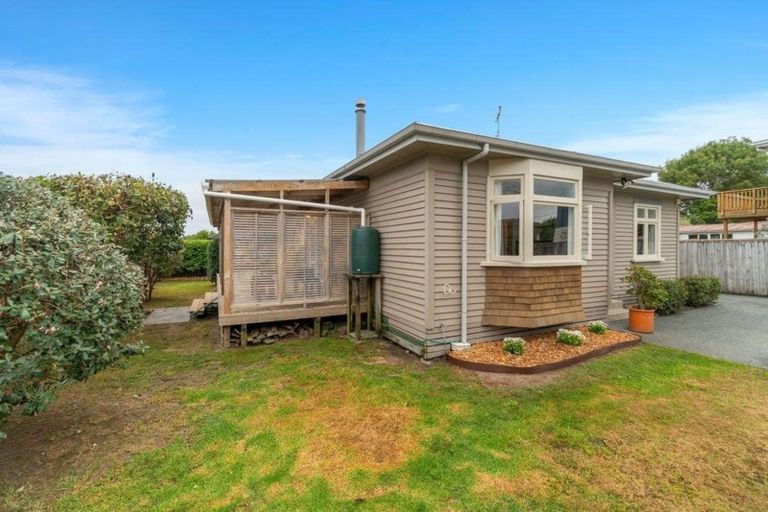 Photo of property in 2/10 Totara Road, Te Atatu Peninsula, Auckland, 0610
