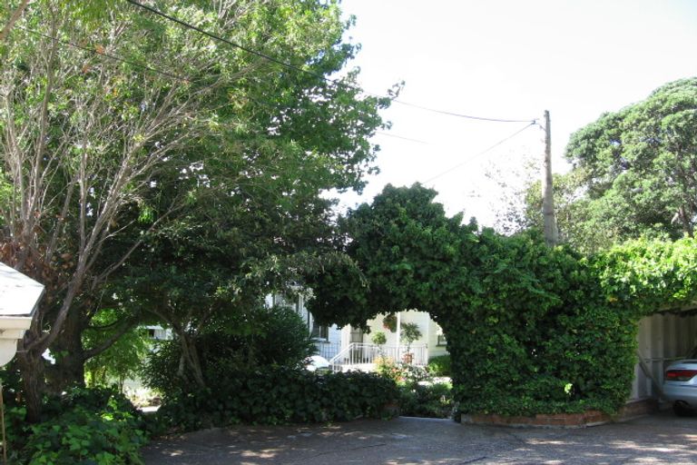Photo of property in 10 Second Avenue, Stanley Point, Auckland, 0624