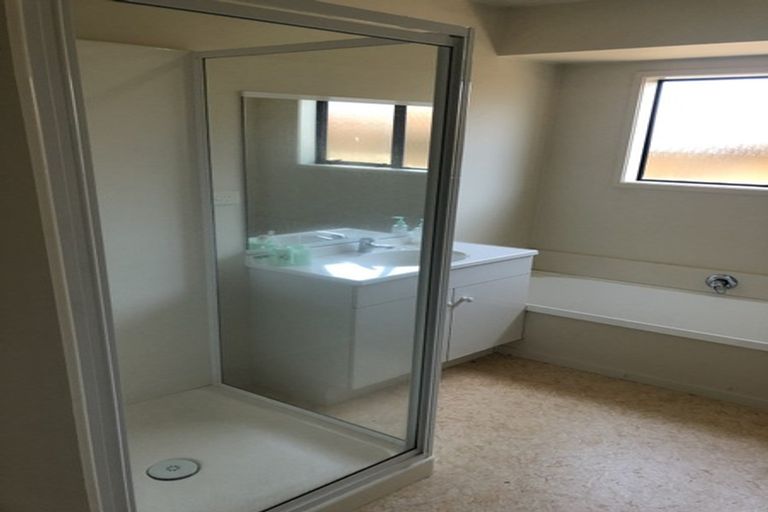 Photo of property in 10 Gerona Crescent, Hillpark, Auckland, 2102