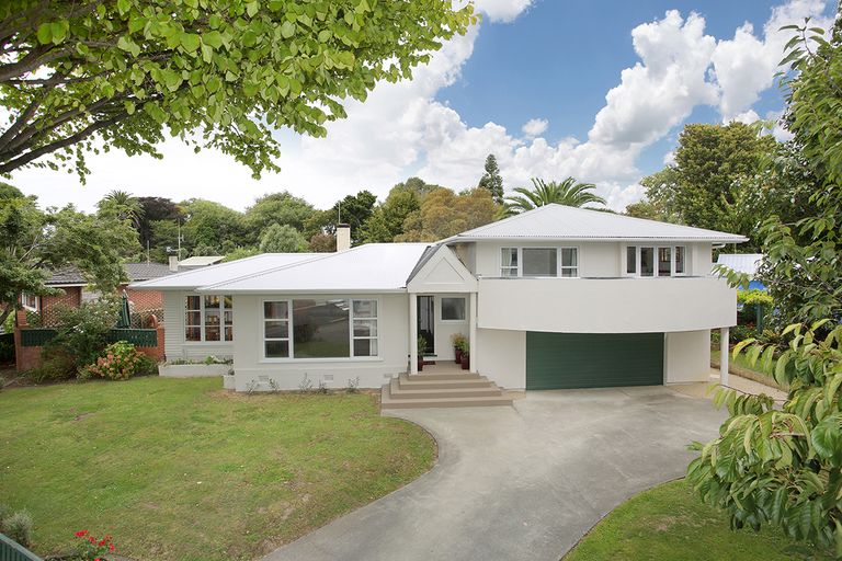 Photo of property in 2 Churchill Avenue, Hokowhitu, Palmerston North, 4410