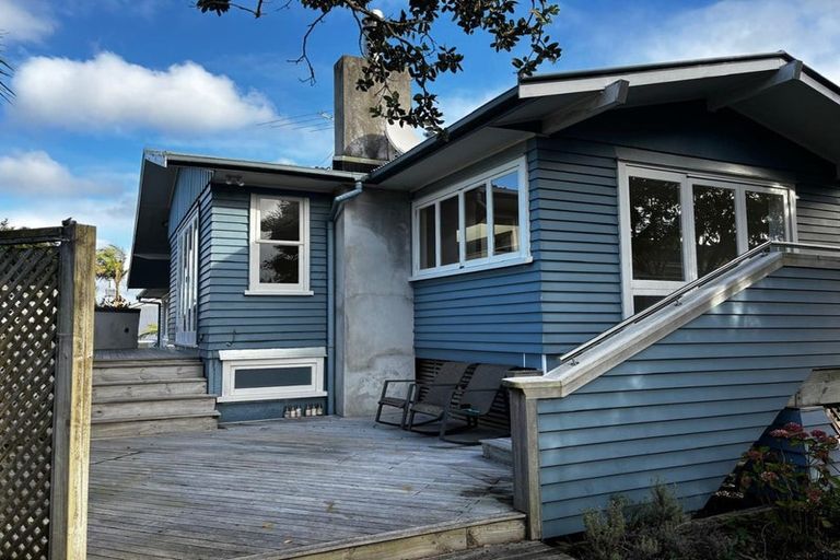 Photo of property in 28a Old Lake Road, Narrow Neck, Auckland, 0624