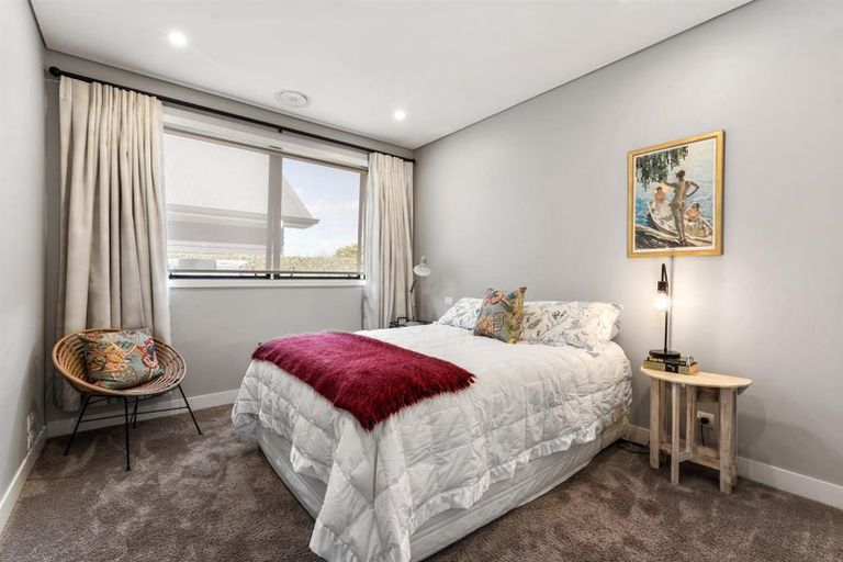 Photo of property in 15 Wrybill Way, Point Wells, 0986