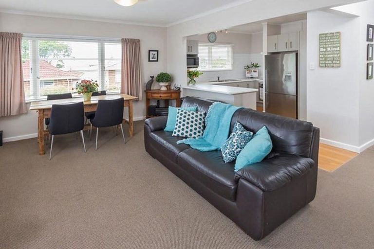 Photo of property in 60 Uxbridge Road, Mellons Bay, Auckland, 2014