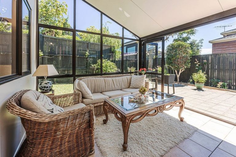 Photo of property in 2/25 Knights Road, Rothesay Bay, Auckland, 0630