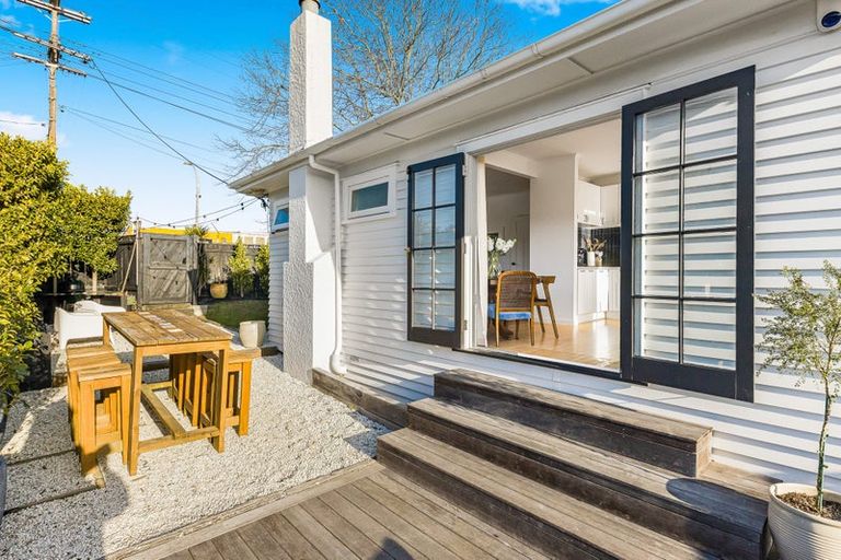 Photo of property in 1/150 East Coast Road, Forrest Hill, Auckland, 0620